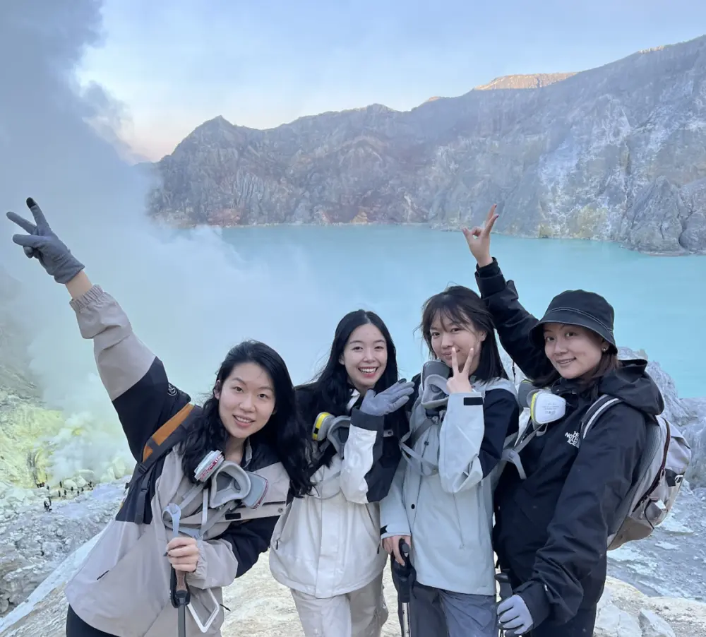 Ijen Tour - Blue fire and sulfur mining experience